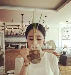 天热的人烦躁,可妹子不要这样啊,太渴了吧
