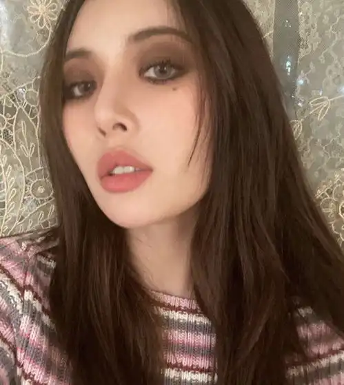 泫雅最翻车妆容,化烟熏妆像眼睛被打肿,网友这样进不了家门
