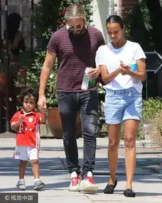 阿凡达妹妹佐伊与老公街头热聊
