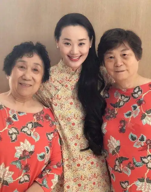 林依轮妻子挺朴素的,穿浅色裙温柔知性,年龄都被藏起来
