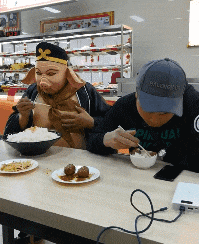 搞笑gif妹子,嫁了这么好一个老公,真是享福了
