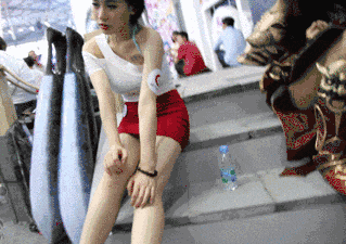 搞笑gif段子妹子,你这样赖床真的好吗孩子还在旁边看着呢

