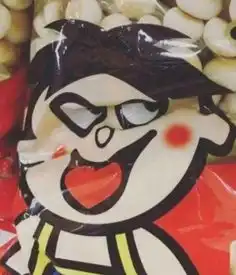 开心一刻正坐在客厅看电视,老妈却自己一个人在吃芒果