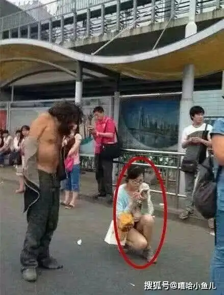 爆笑趣图妹子借机对帅哥揩油,被旁边老公看到
