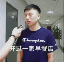 搞笑gif趣图妹子你干么呢干么呢能不能不抢镜
