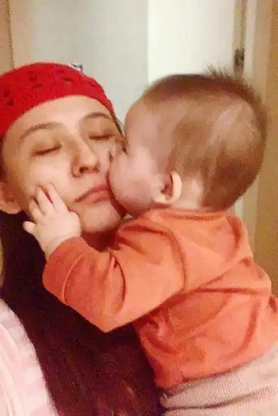 热依扎凌晨晒女儿,8个月大小家伙坐地上看绘本,蜡笔小新脸萌翻
