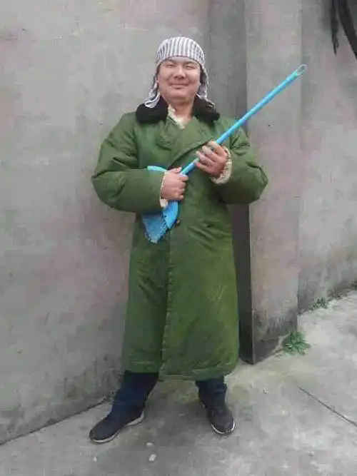 每日一笑妹子长点心吧,穿裙子还这样自拍就不觉得尴尬吗
