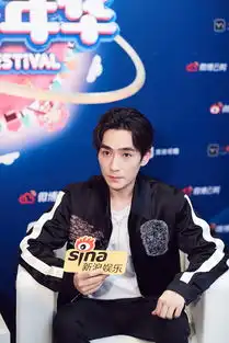 组图朱一龙专访现场表情真挚笑容可掬插兜扮酷释放男性魅力

