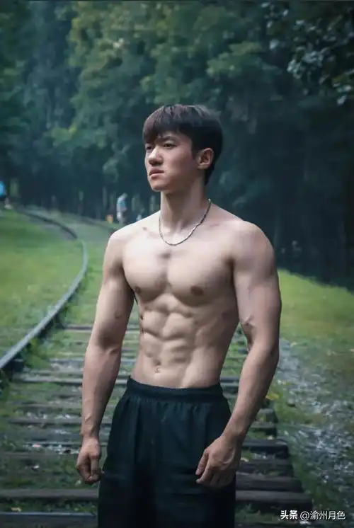 破碎的衣服,挡不住帅哥的八块腹肌
