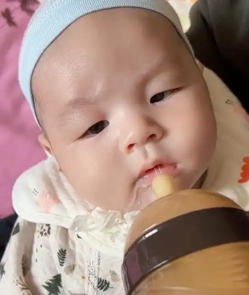 太搞笑了,厌奶期的婴儿让家长们头痛,但抗拒的样子又觉得好搞笑
