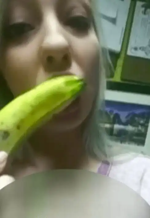 美国日餐厅女店员用香蕉在店内拍性感视频,引来卫生官员突击巡检
