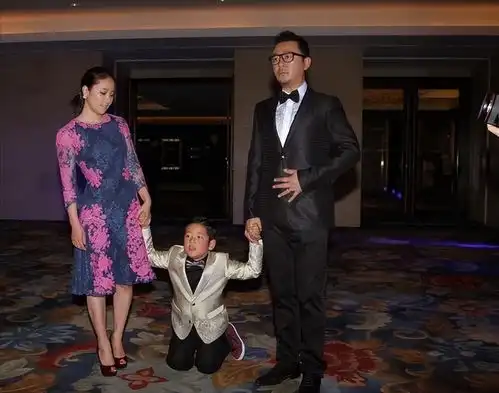 郭涛妻子骨架有点大,但穿紧身裙的气质可不差,淡妆看着还挺清纯
