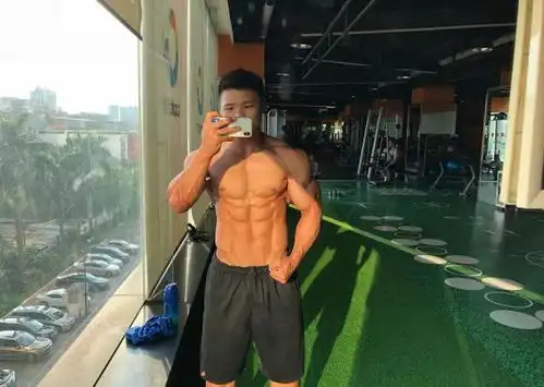广州体育学院19岁的肌肉型男,八块腹肌宛如雕刻,帅呆了
