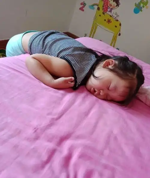 组图宝宝搞笑睡姿大比拼,哪张你觉得最好笑
