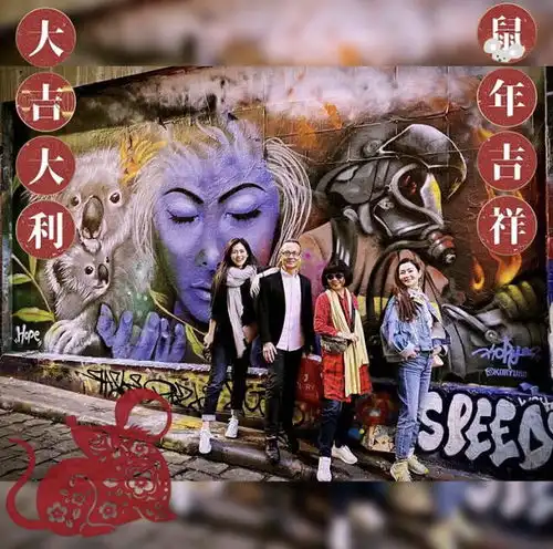 明星贺岁胡杏儿孩子帅气,洪金宝抱俩孙子,周丽淇孕期首露面
