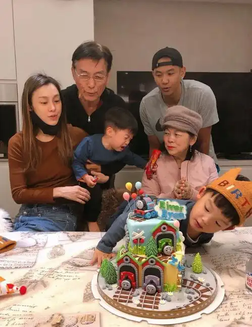 辣妈范玮琪为一双儿子过生日,母爱弥漫
