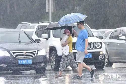组图济南遭遇8级大风阵雨突袭出行市民措手不及
