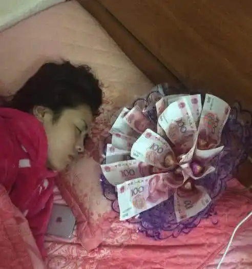 搞笑图片搞笑段子什么叫惊喜妹子醒来看到这个肯定会惊喜
