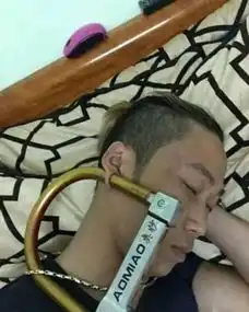 搞笑图片幽默段子兄弟你睡觉都怕金项链被偷啊,还用到了锁
