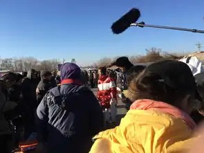 组图秦岚回沈阳老家红色棉袄年味足搭档林依轮赶集开心露笑

