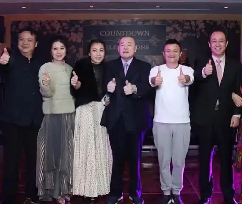 迎新年甘比晒3位子女照片,随刘銮雄出席宴会,与马云许家印合影
