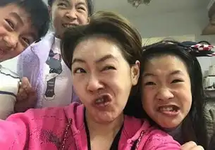 小s和女儿扮鬼脸比丑小腹隆起被疑有孕立刻否认
