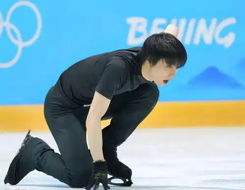 逆袭难度大羽生结弦重重摔倒在冰面上,表情痛苦,大腿沾满冰渣
