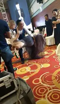 搞笑gif趣图有一个逗比老公是什么体验,散步都哭笑不得
