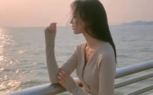 搞笑gif趣图大冬天的,妹子你不冷吗
