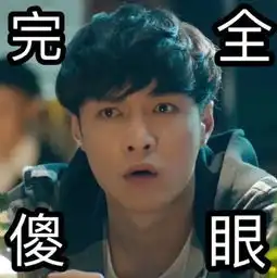 每日囧图听说猪会上树研究半天也没搞懂他咋把车开树上去的
