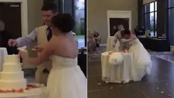 搞笑美新人婚礼上切蛋糕引发蛋糕大战
