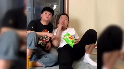 盘点爆笑瞬间合集监控拍下的尴尬瞬间,掉地上三秒捡起来还能吃
