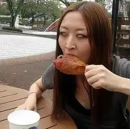 搞笑囧图妹子,吃东西能注意点形象吗
