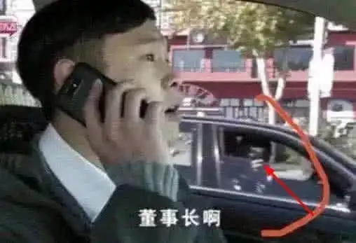 最不走心的穿帮镜头,赵丽颖替身太明显,挖机连抗日太秀了
