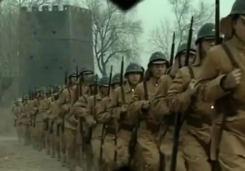 李云龙埋伏日军,发现士兵全穿皮鞋,当即下令撤退,战士不得其解
