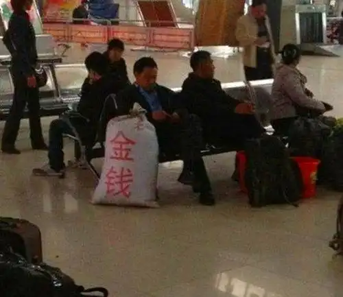 搞笑图片笑话这是我坐地铁,最不开心的一次

