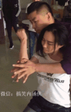 搞笑gif趣图女同事让我帮她从包包里拿纸巾时看到的猜看到什么,我该怎么办
