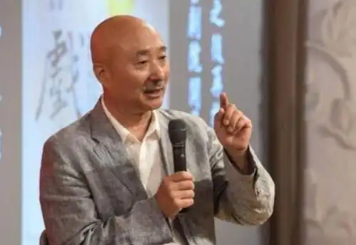 65岁陈佩斯近照曝光,把儿子隐藏了29年,原来他们是父子关系
