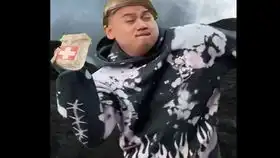你的玥亮我的新,林更新孤独药玩吃鸡的搞笑片段之1
