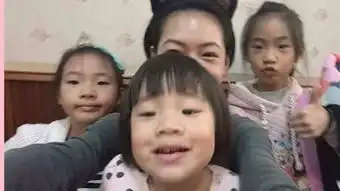 小s再晒仨女儿搞怪丑照,网友中间最好看,最上面小s本身
