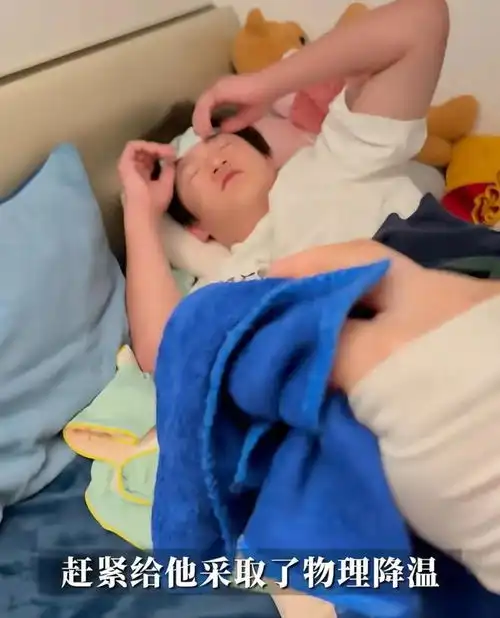 冉莹颖仨孩子甲流发烧,邹市明用抹布物理降温,小儿子咳嗽咳出血
