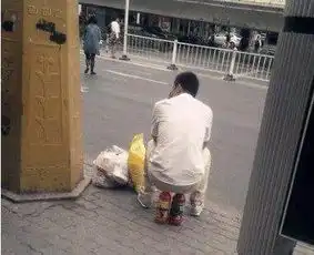 搞笑图片段子这是爸爸在工地上搬砖干活时给的赠品

