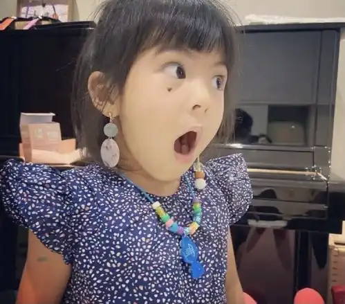 贾静雯晒俩女儿的自画像,网友不愧是亲姐妹,画风惊悚搞怪
