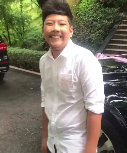 郭涛儿子石头和妹妹一起为新人扮花童,妹妹一脸不情愿很尴尬

