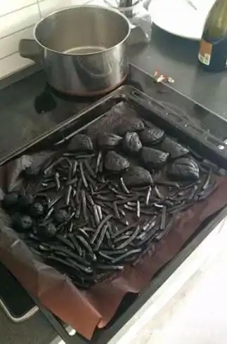 搞笑图片幽默段子笑话媳妇,你烤的是啥已经完全看不出样子
