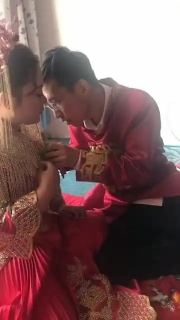 这一对小新人有点搞笑了,一看就是第一次结婚啊
