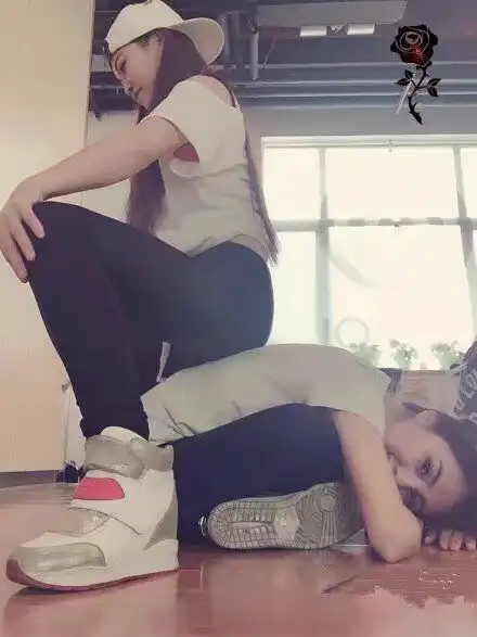 gif搞笑趣图妹子,为了吃上水果也是拼了呀,还爬树,忘了自己穿的裙子
