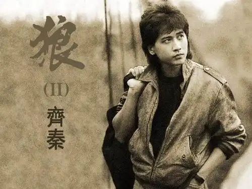 大儿子状告他14年来不管不问,如今齐秦却挺着大肚子为孩子们赚钱
