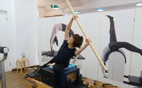 邓超不服孙俪的高难度健身动作,晒出自己的健身照,引人大笑
