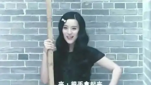 刘枣教婷婷学扭腰摆臀的舞蹈,老太婆看到后竟模仿起来太搞笑
